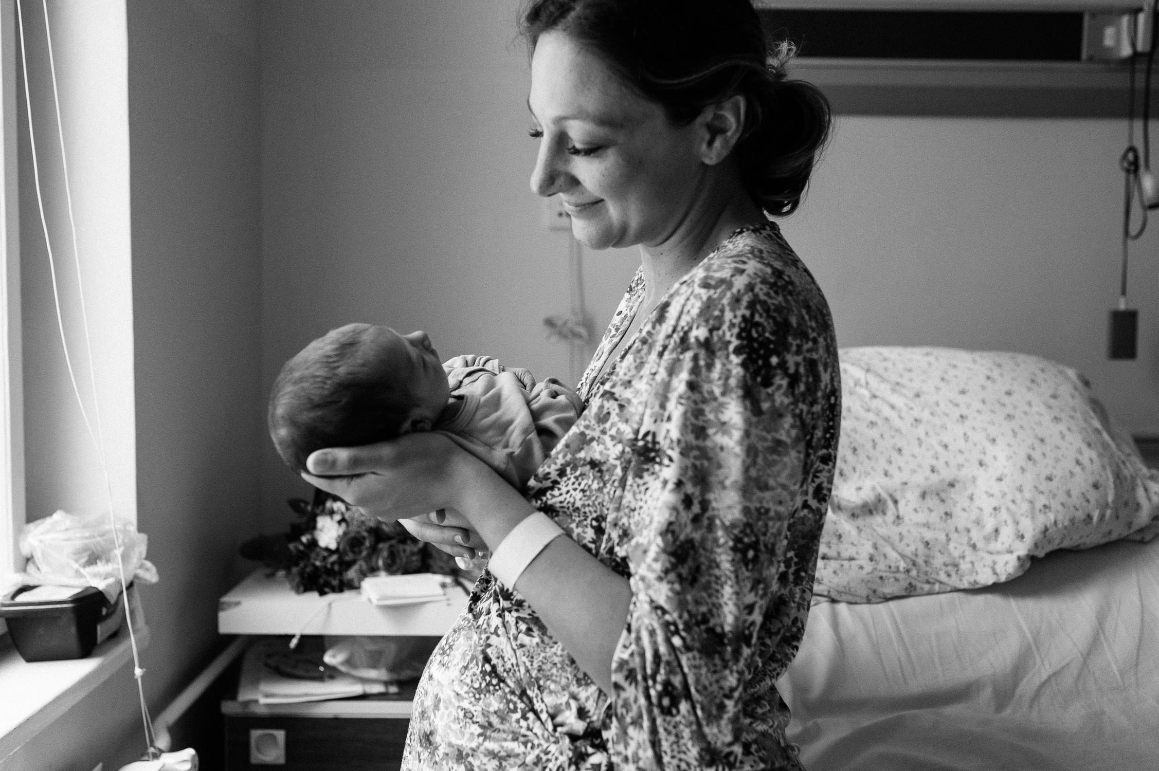 nakon poroda mama s ljubavlju promatra svoju novorođenu bebu