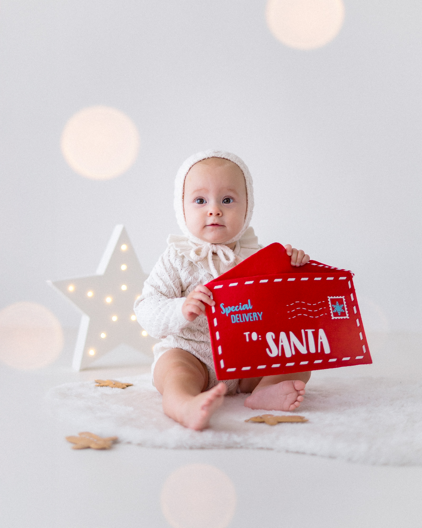 beba pozira s omotnicom za pismo djedu mrazu