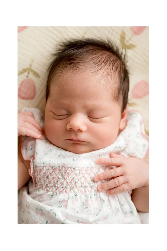 Portret novorođene bebe u haljinici