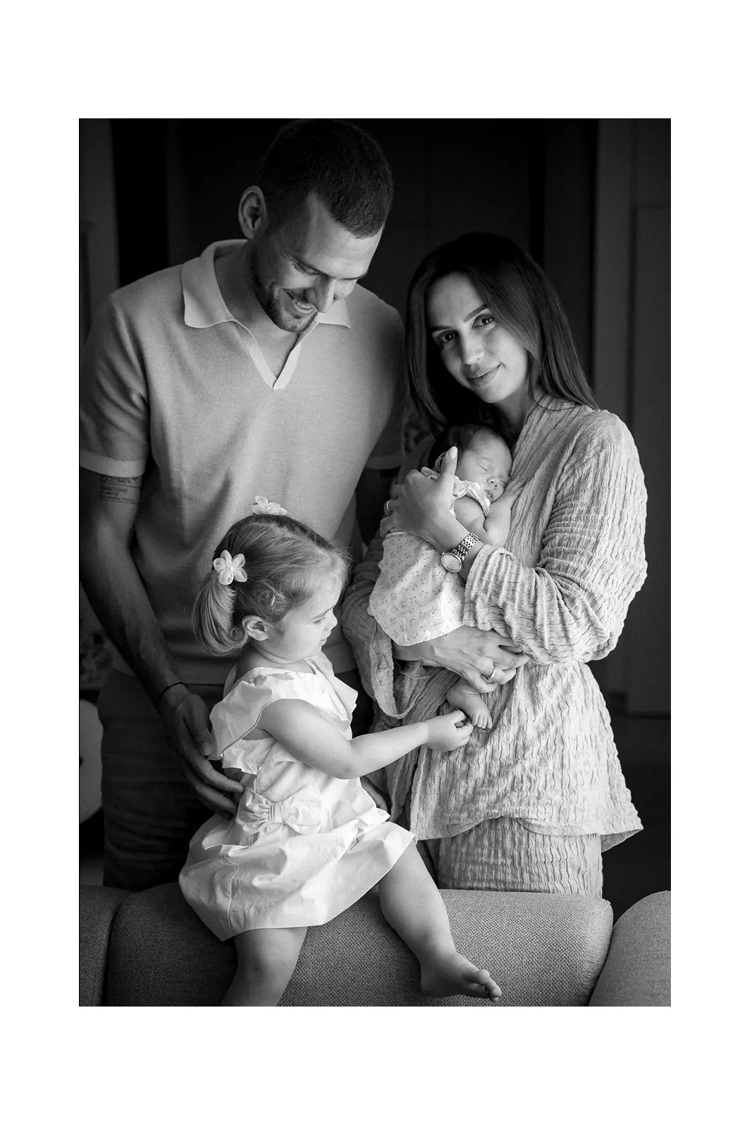 Obiteljski portret s novorođenom bebom i starijom sestrom