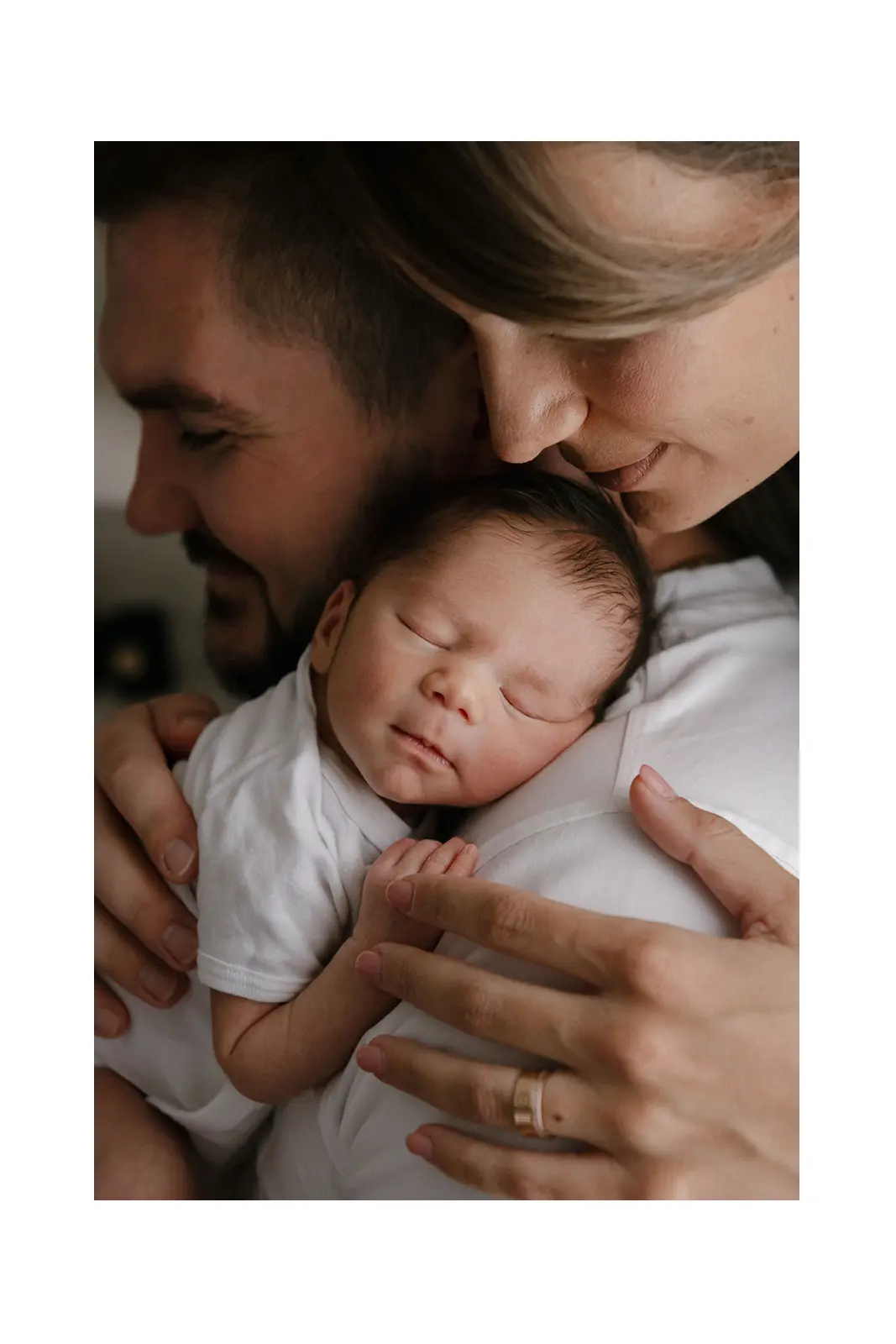 Close-up obiteljski portret s fokusom na novoro]enu bebu