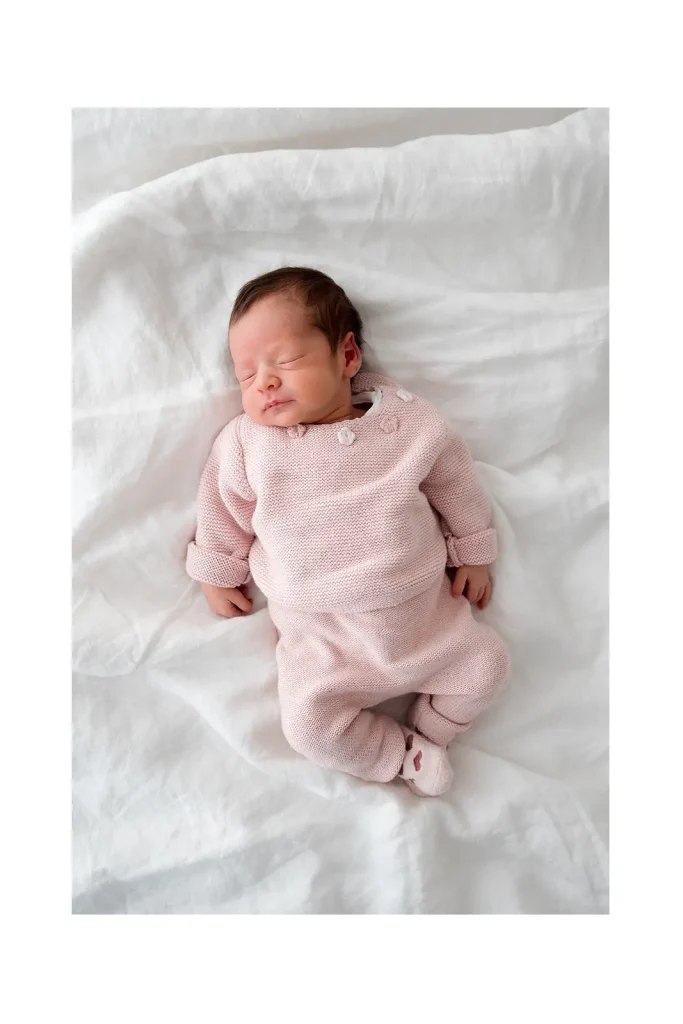 Opušteni portret novorođene bebe