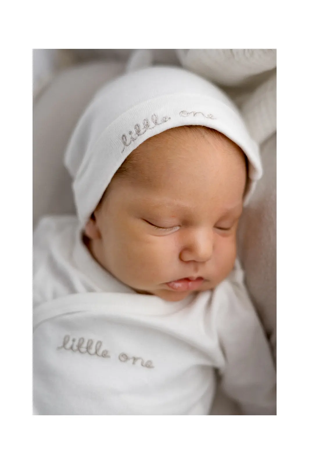 Novorođena beba spava u krevetiću pored prozora.