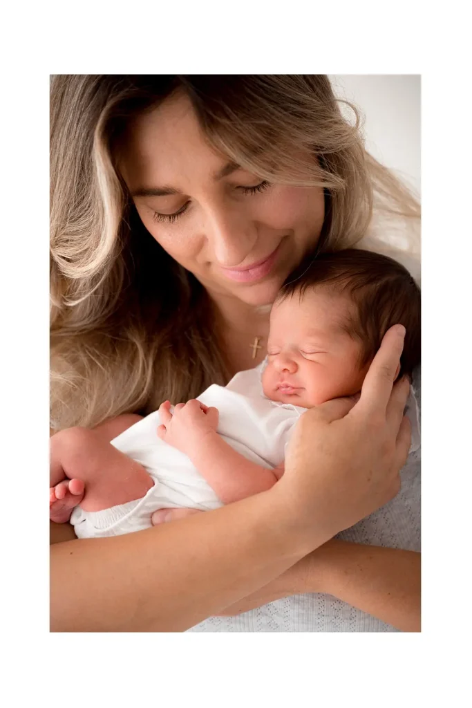 Mama gleda u novoro]enu bebu