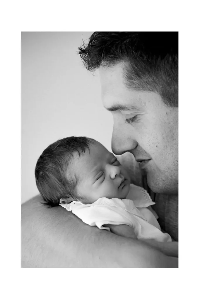 Tata ljubi novorođenu bebu