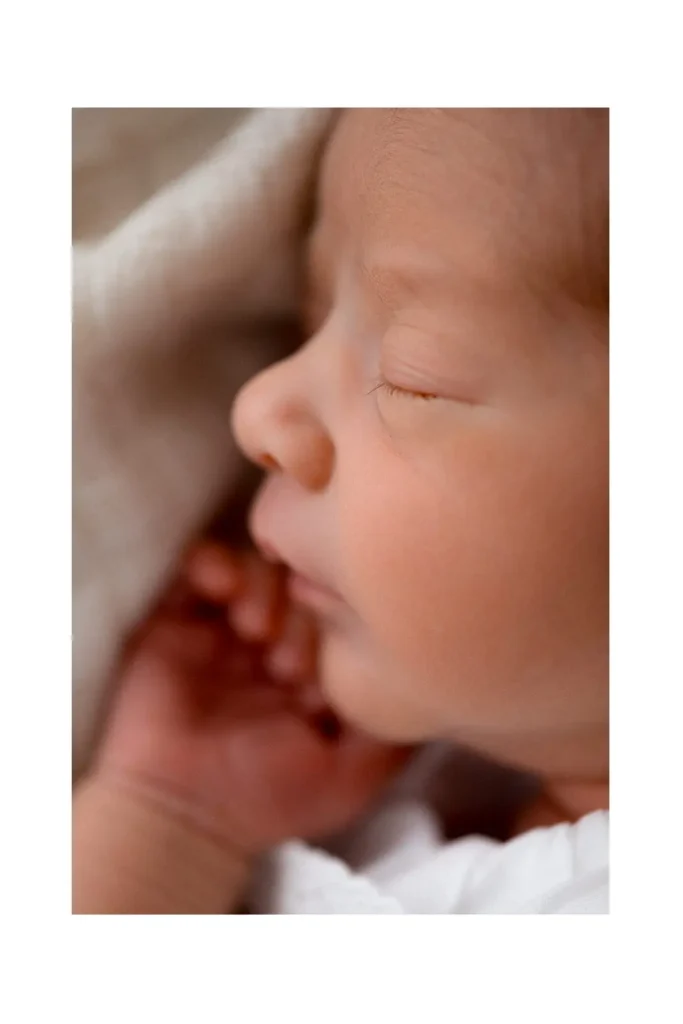 Detalj lica novorođene bebe