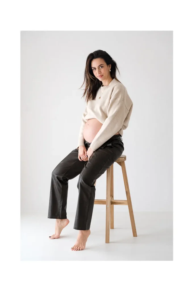 trudnica u studiju u neutralnim tonovima