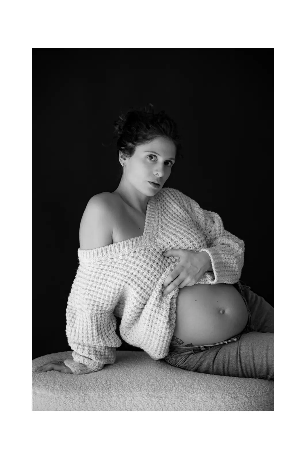 trudnica u udobnom dzemperu