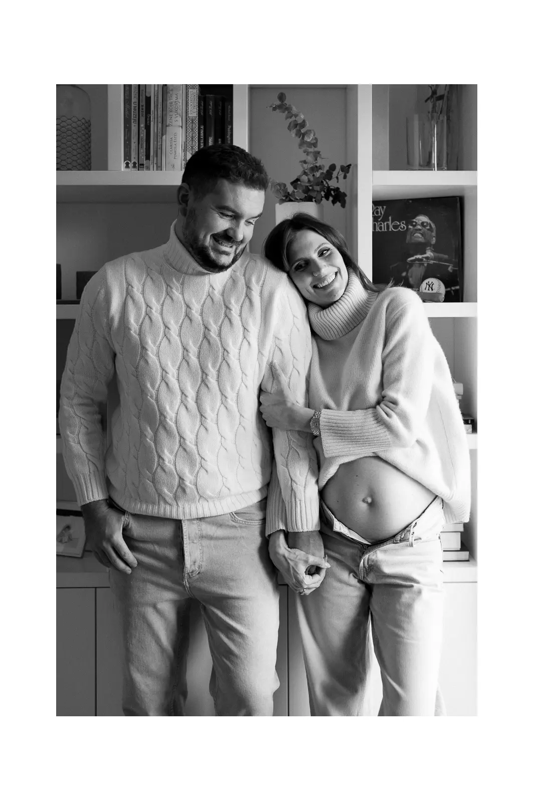 par na maternity fotografiranju u opuštenom zagrljaju