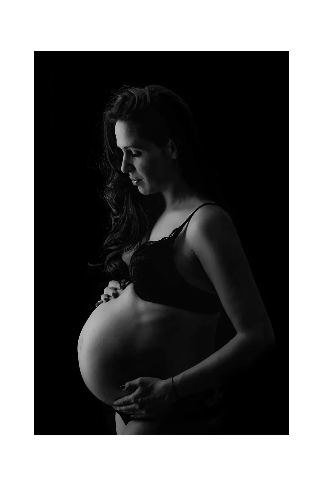 trudnica u donjem rublju tijekom trudničkog fotografiranja