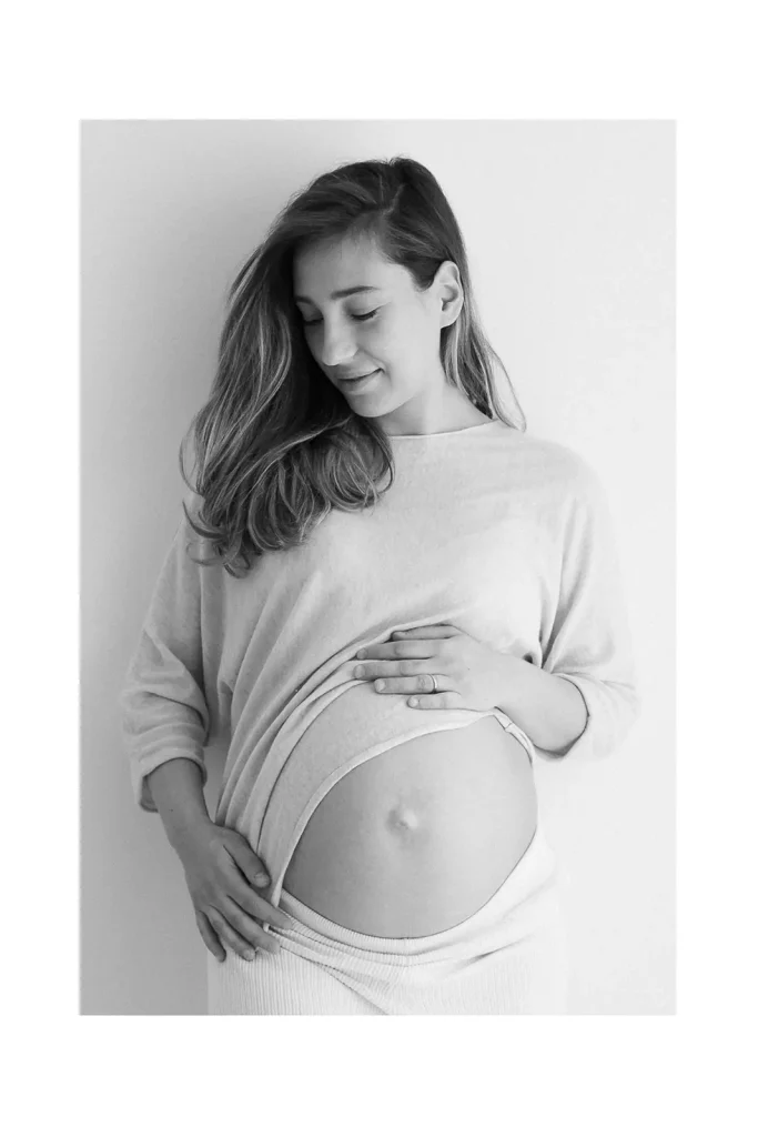 trudnica naslonjena na zid